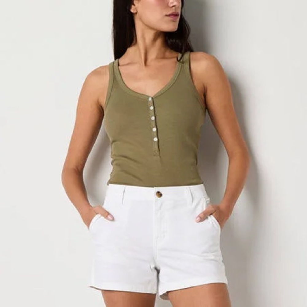 Old Navy White Chino Shorts Women’s Size 14 5.5” Inseam